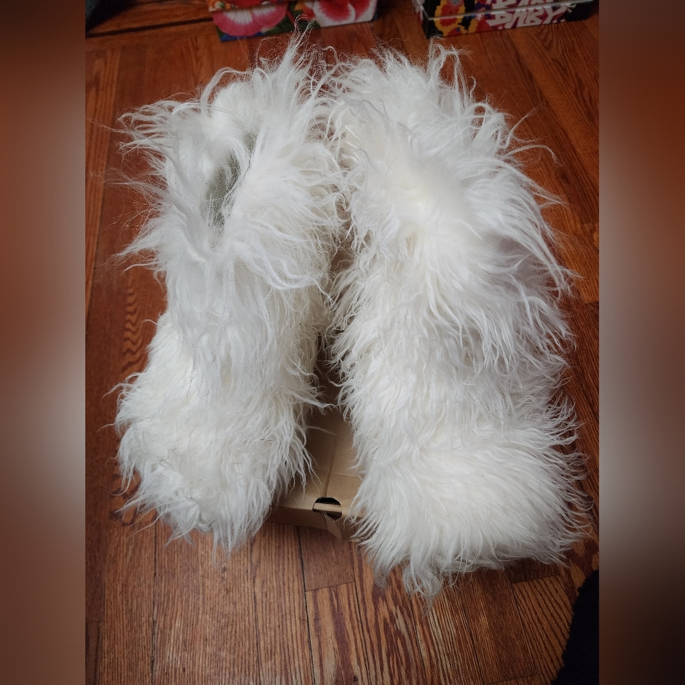 Authentic UGG Fluff Momma Boots Size 9 Box Included❣️